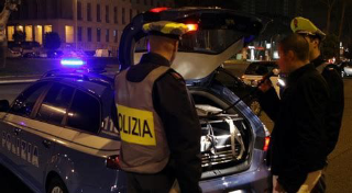 Positivo ad alcol test offre 1000 euro ai poliziotti per evitare verbale: denunciato fermano